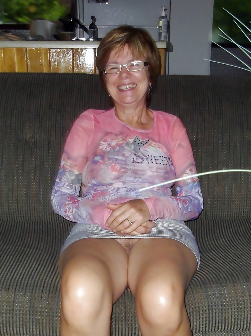 Зрелая в платье без трусов