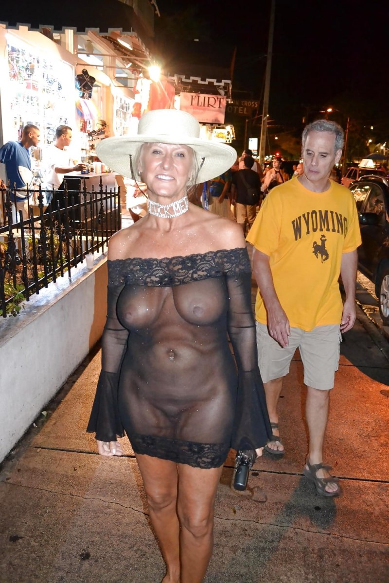 Голые дамы в прозрачных платьях