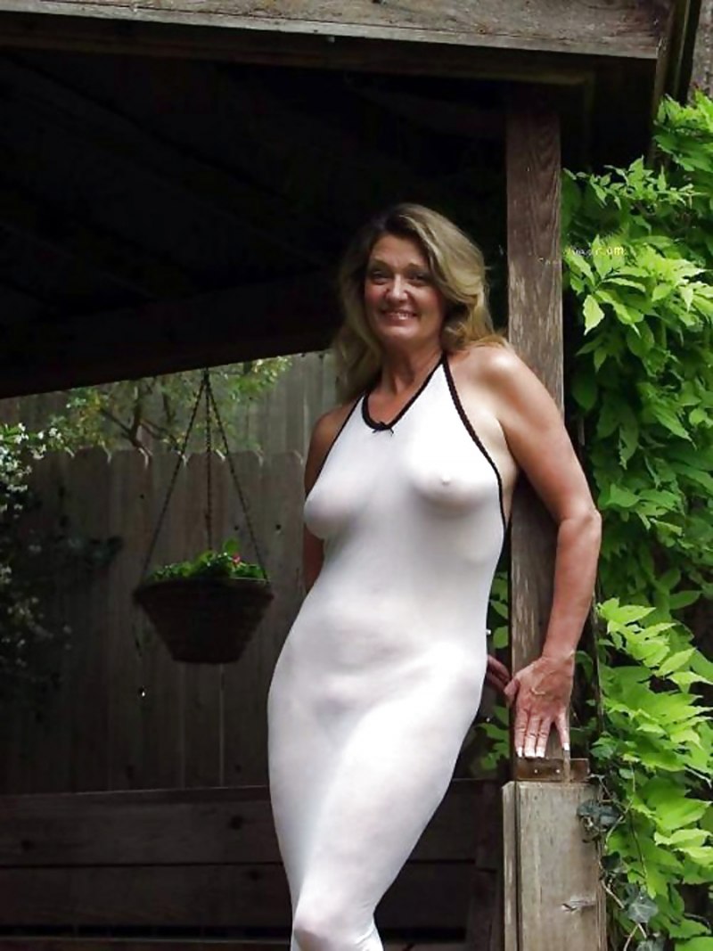 Волосатые женщины в прозрачных ночнушках