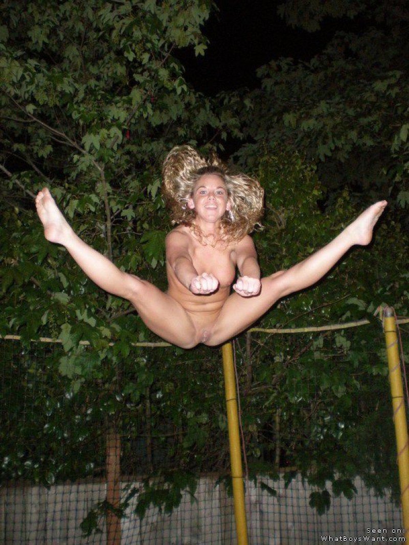 Голые гимнастки на батуте