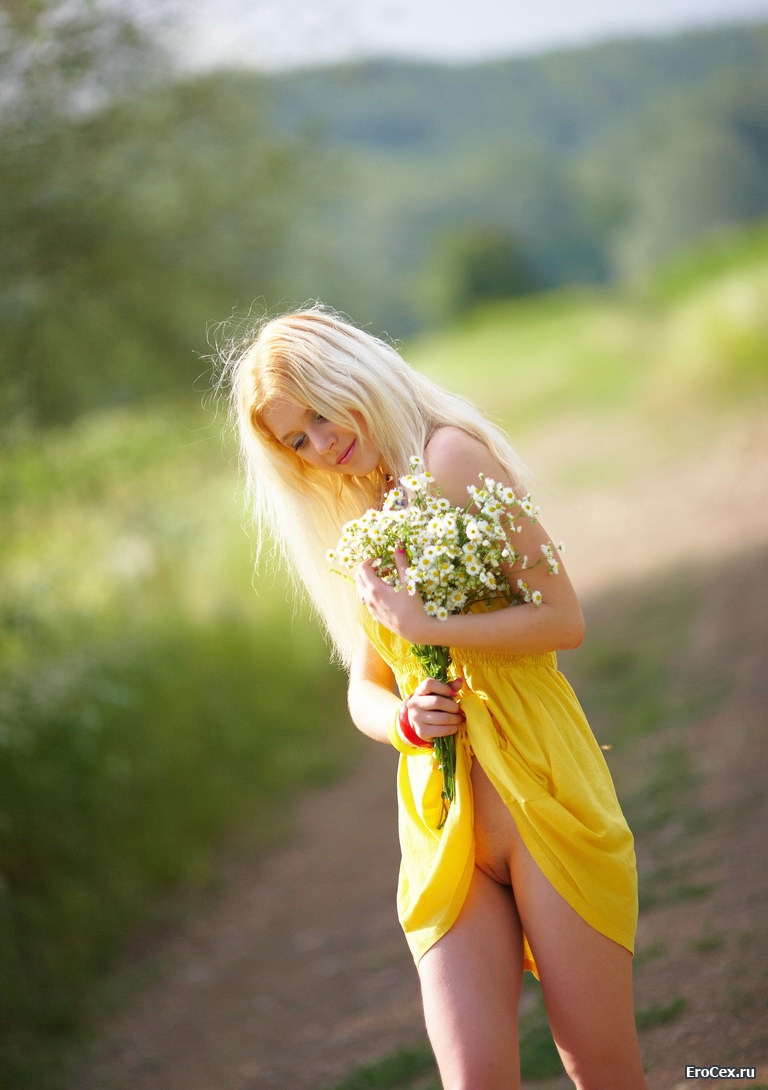 Голые девушки в желтых (54 фото)