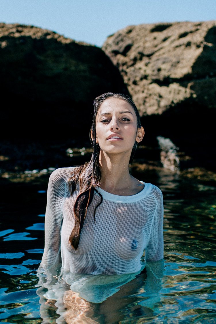 Голые девки в прозрачной воде