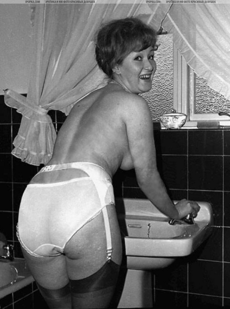Голые женщины в чулках ретро