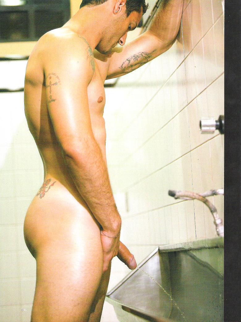 Красивый голый мулат парень