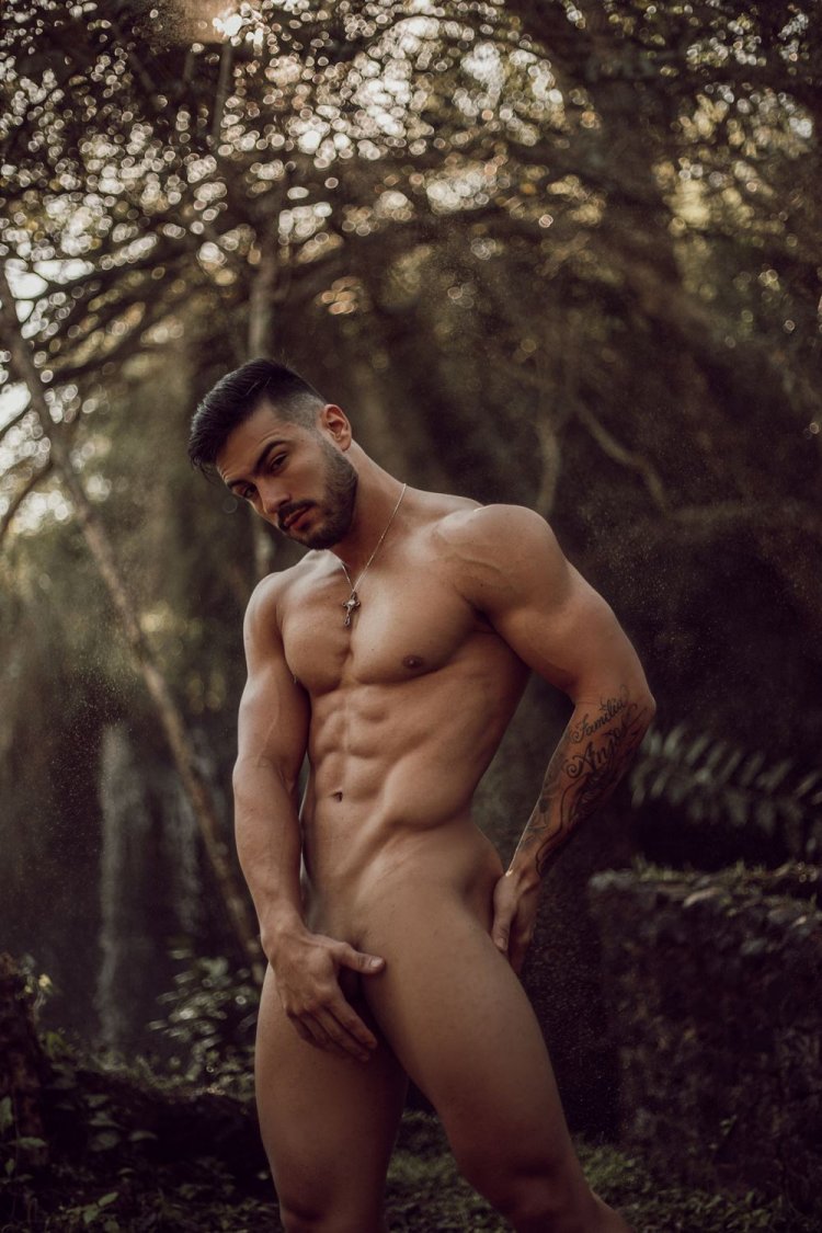 Голый красавчик большим