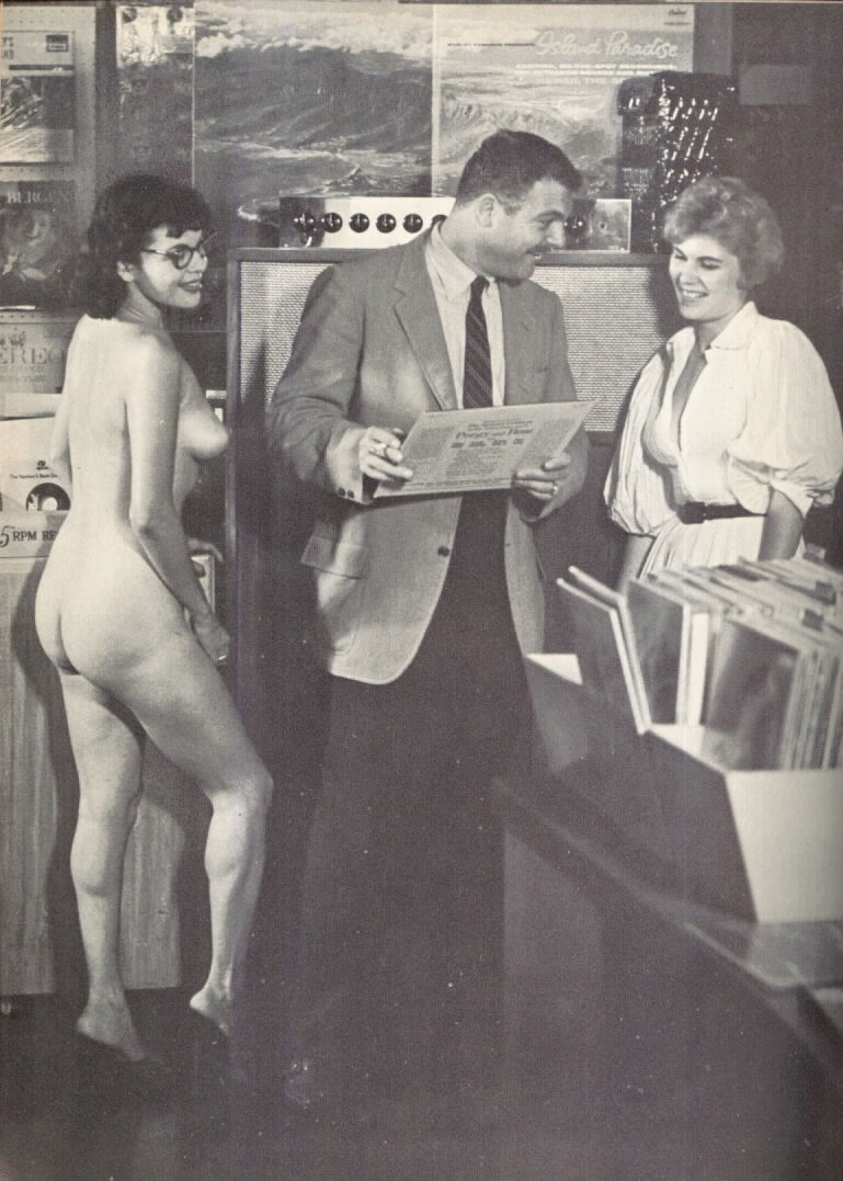 Медосмотр голых женщин ретро