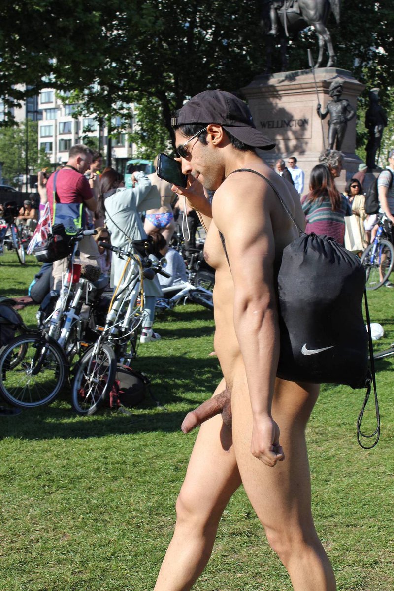 Голые юноши на публике