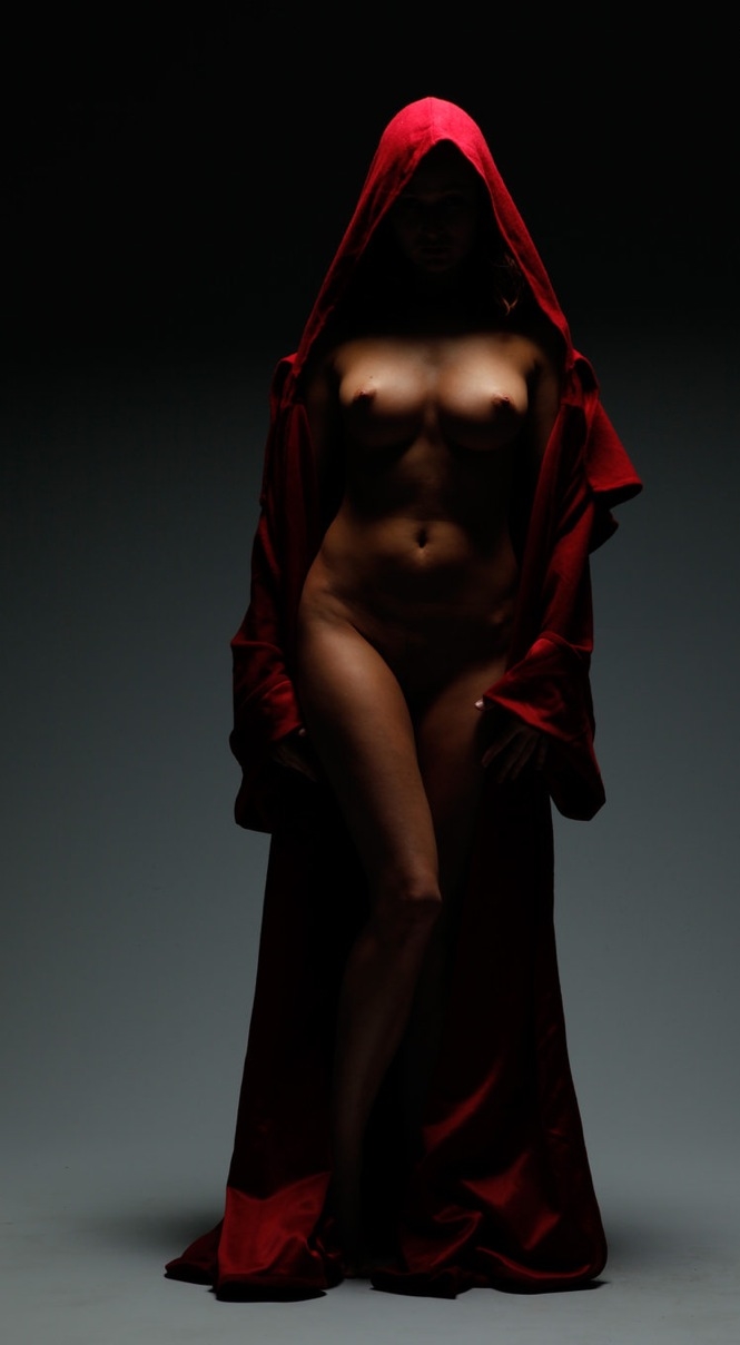 Голые красотки в пальто