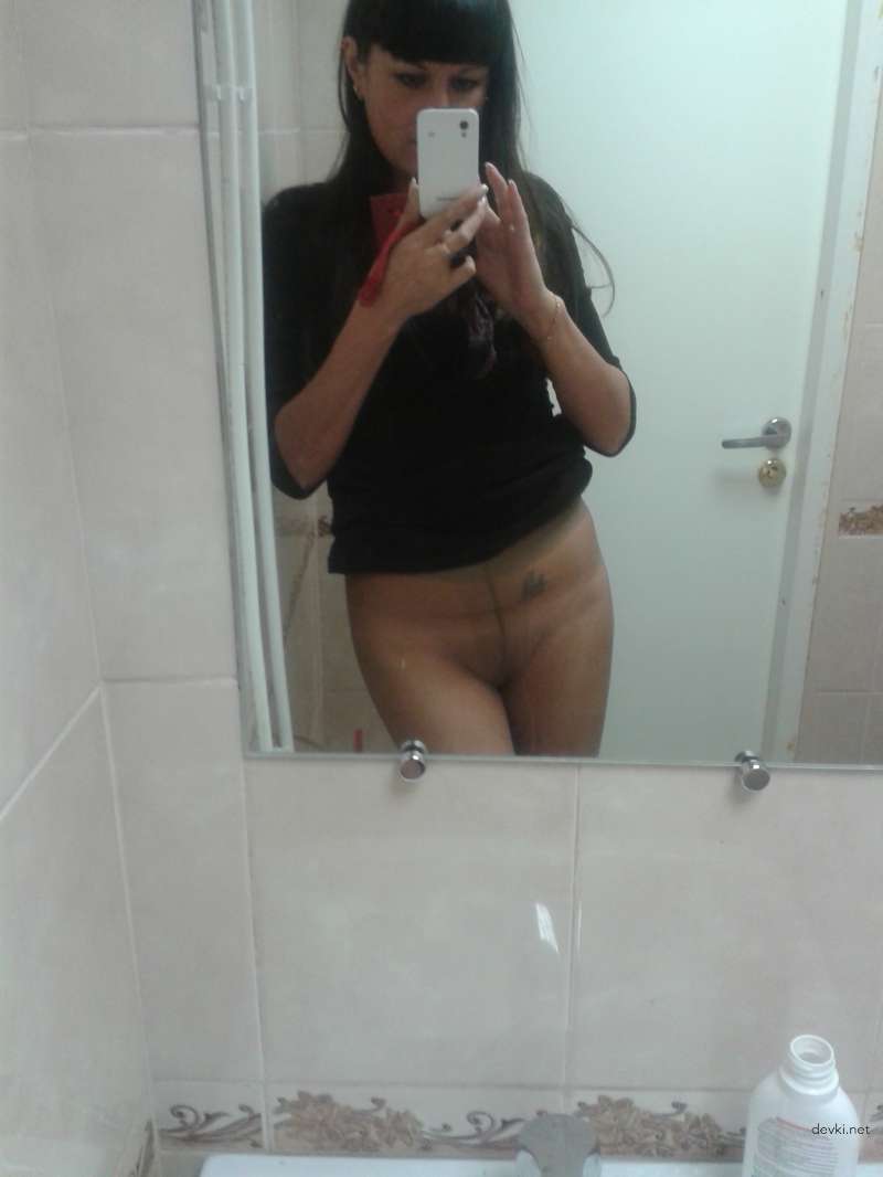Селфи с отодвинутыми трусиками
