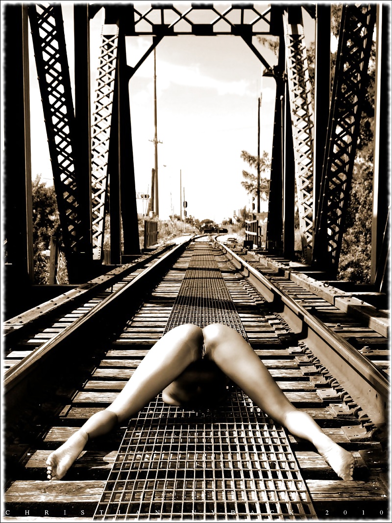 Голая брюнетка на железной дороге