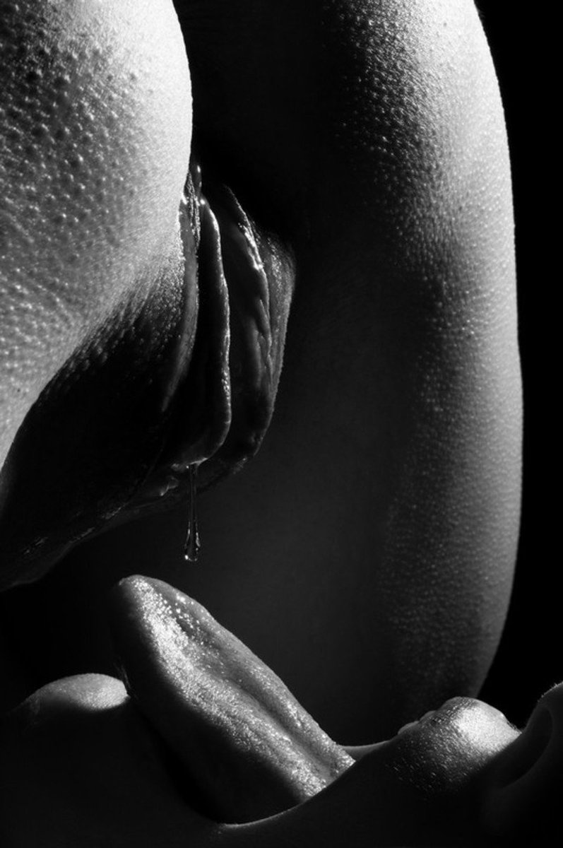 Два парня лижут девушке