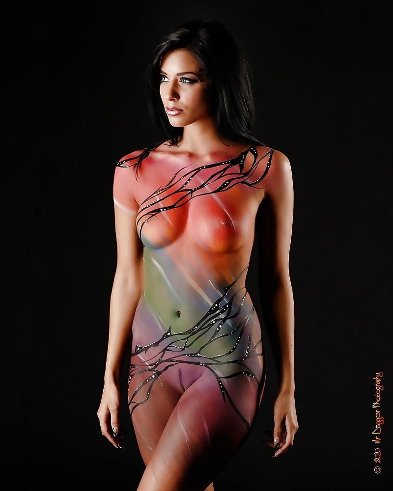 Разрисованные женские тела голые