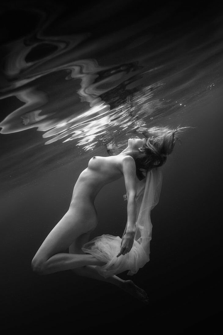 Голые красотки под водой