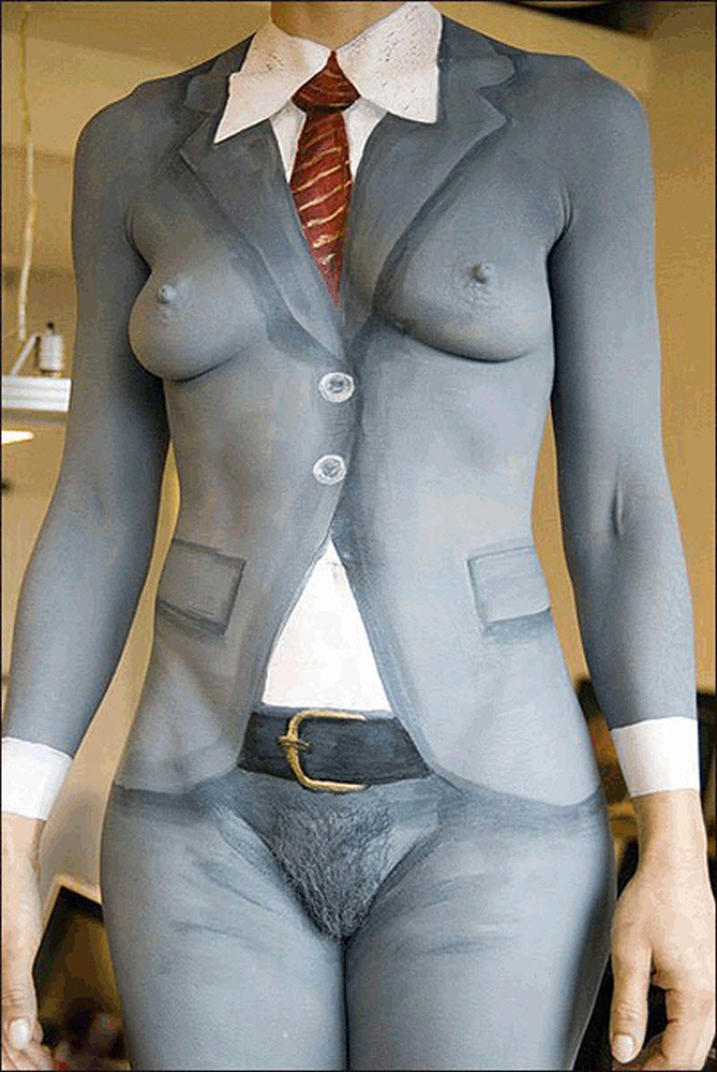 Голая в нарисованной одежде