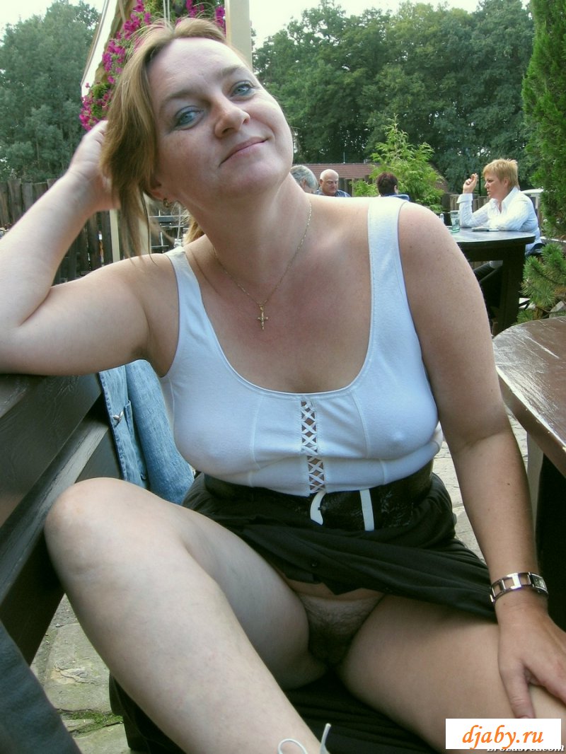 Зрелая засветила под юбкой