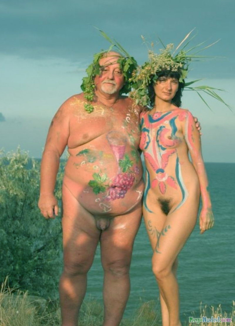 Нудистки боди арт на пляже