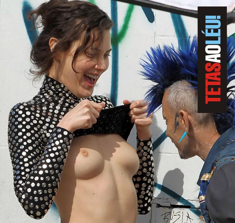 Случайно показала голую грудь