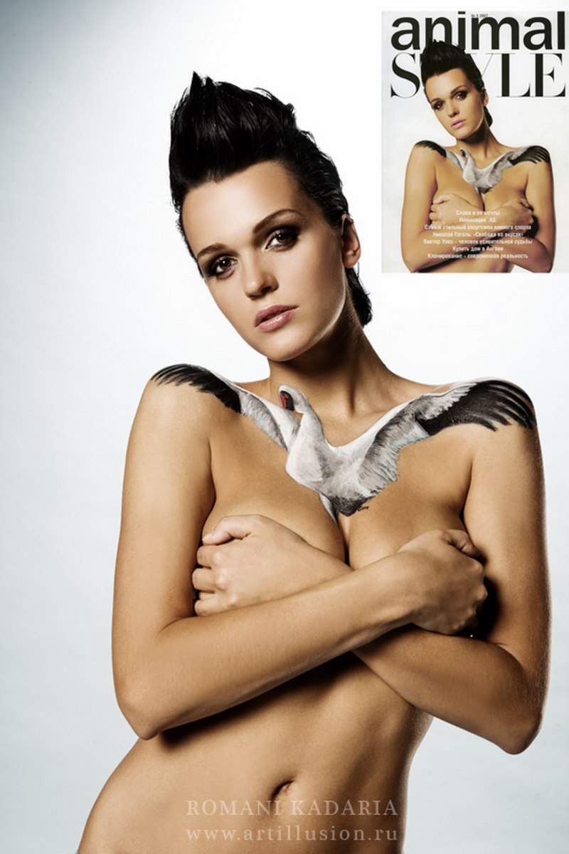 Певица Слава оголила бюст