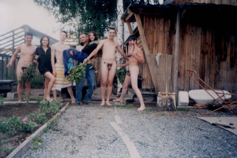 Куча одетых баб и голый парень