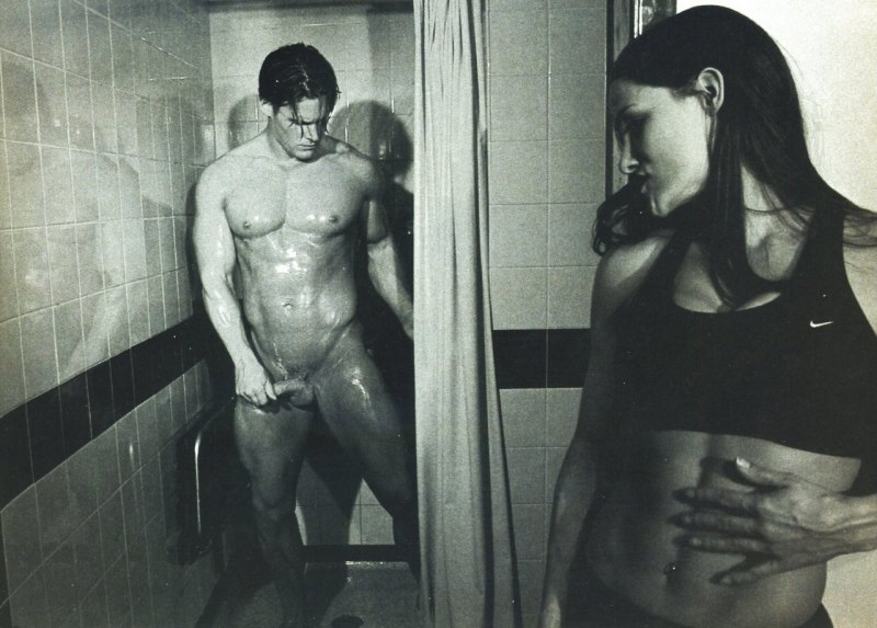 Голые мужчины одетые женщины