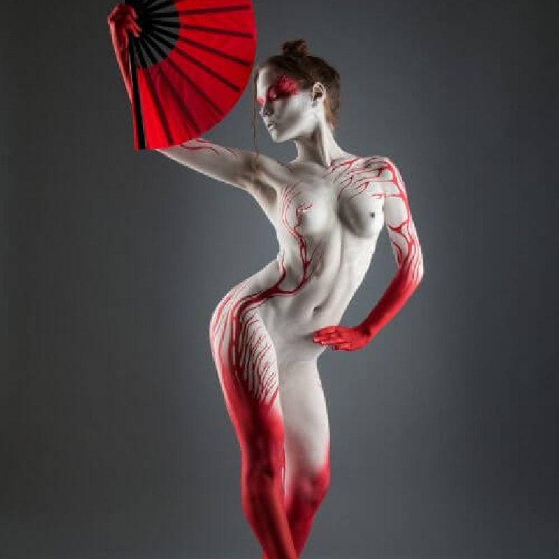 Бодиарт девушки ниже пояса