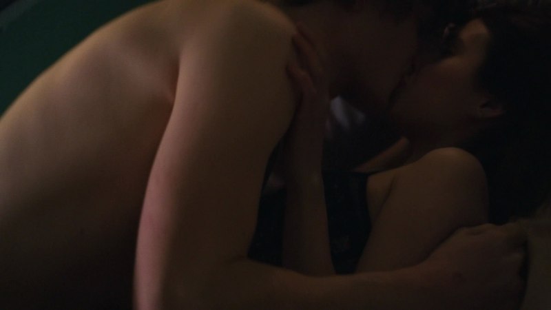 Эмма Робертс постельные сцены