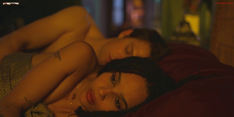 Зои Кравиц сиськи тронутые