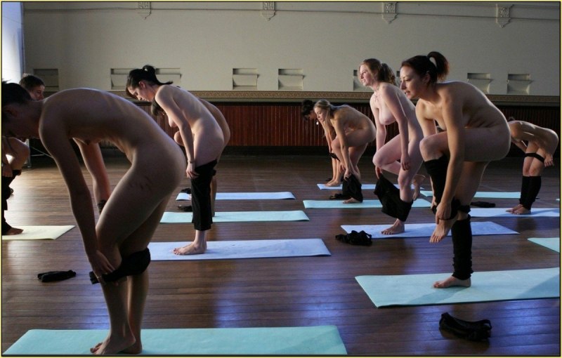 Голые занимаются аэробикой