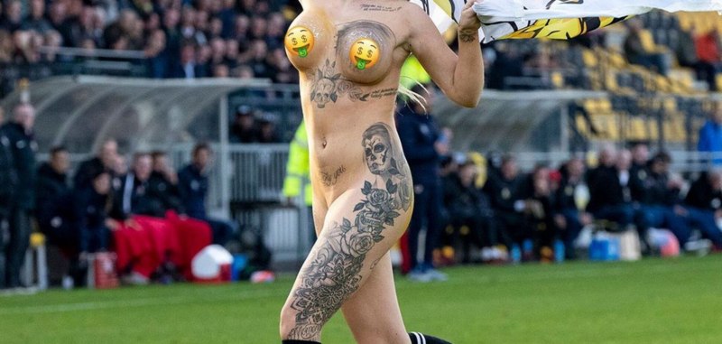 Голые болельщицы на стадионе