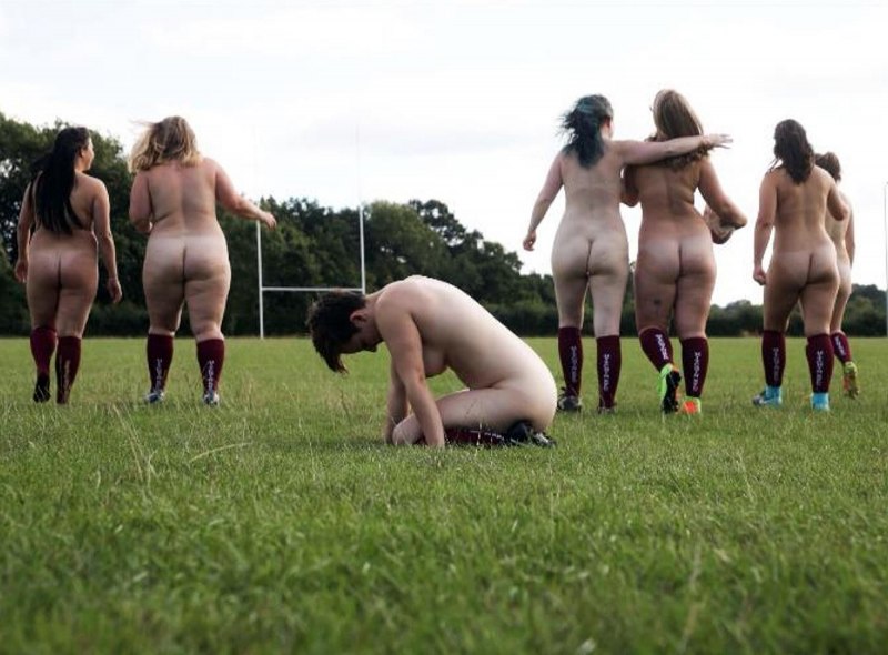 Голые женщины бегают толпой