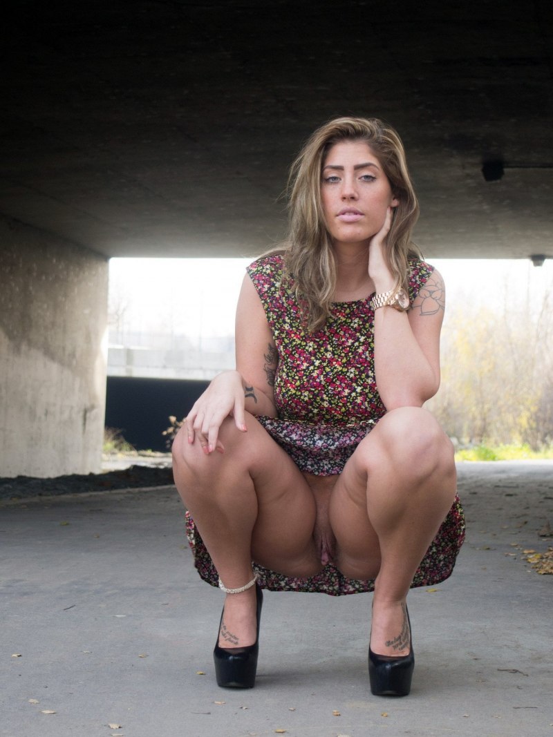 Взрослые бабы на корточках