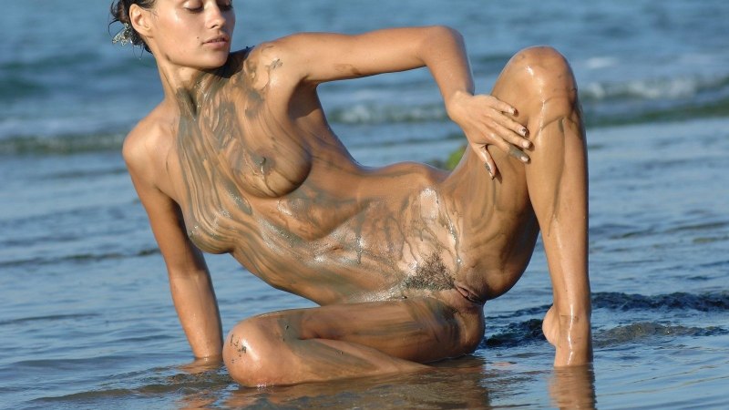 Голые девки купаются в грязи