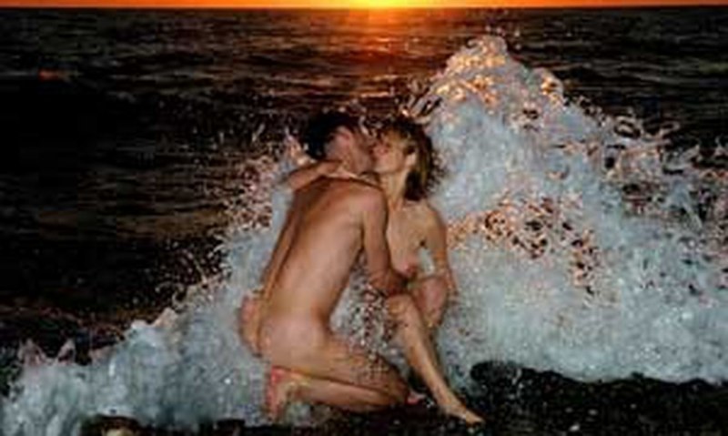 Голые бабы с мужиками на песке