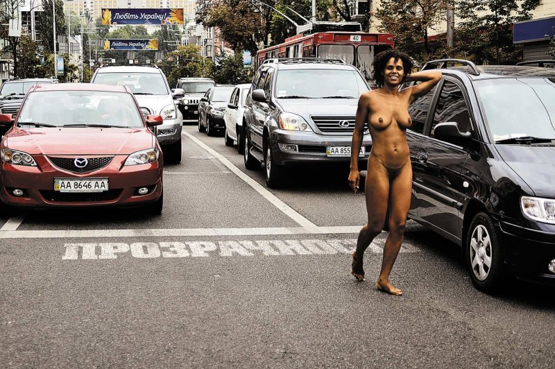 Топлесс по улице