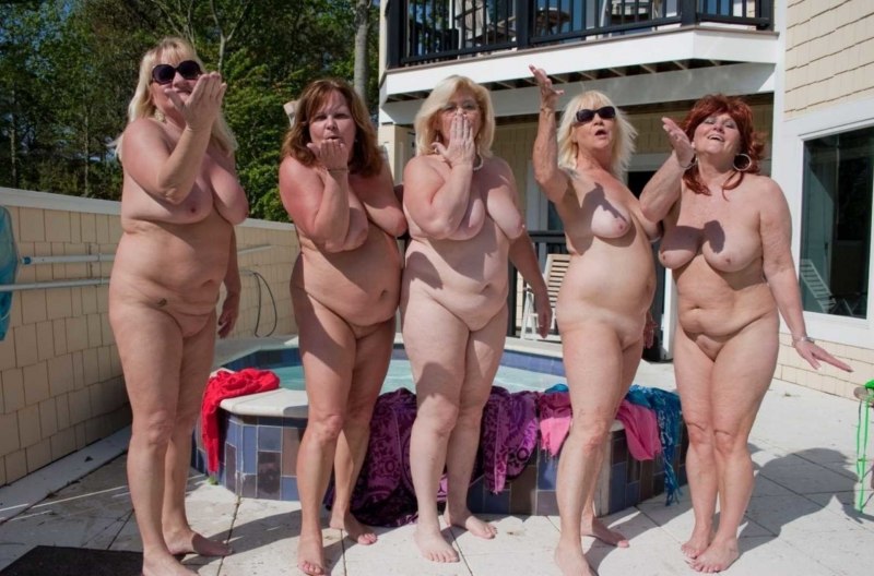 Много голых взрослых женщин