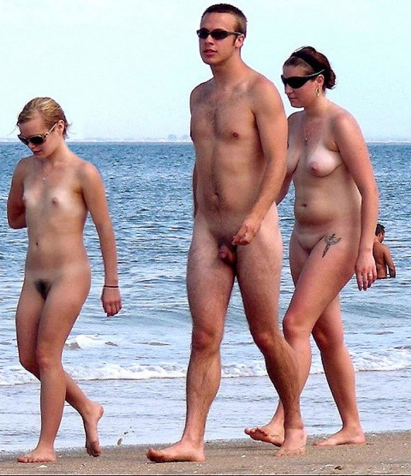 Подрочила мужику на пляже