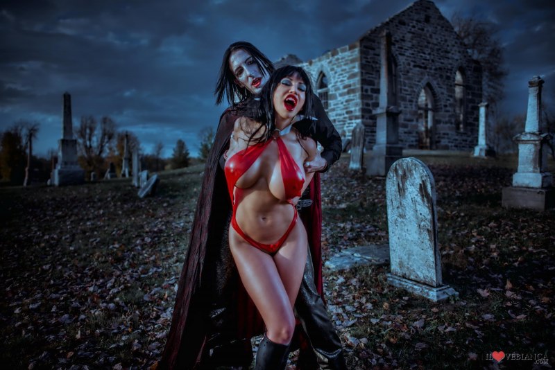 Девушка вампир с большими сиськами