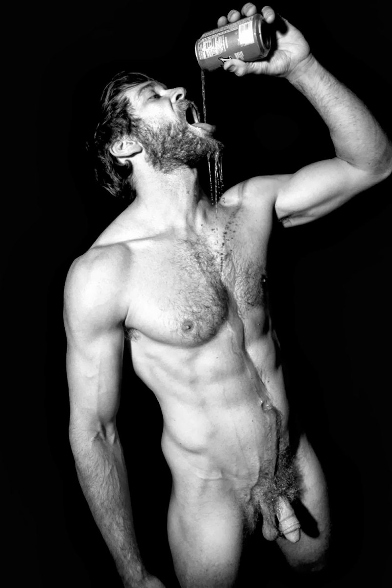 Модель Тревор Адамс голый