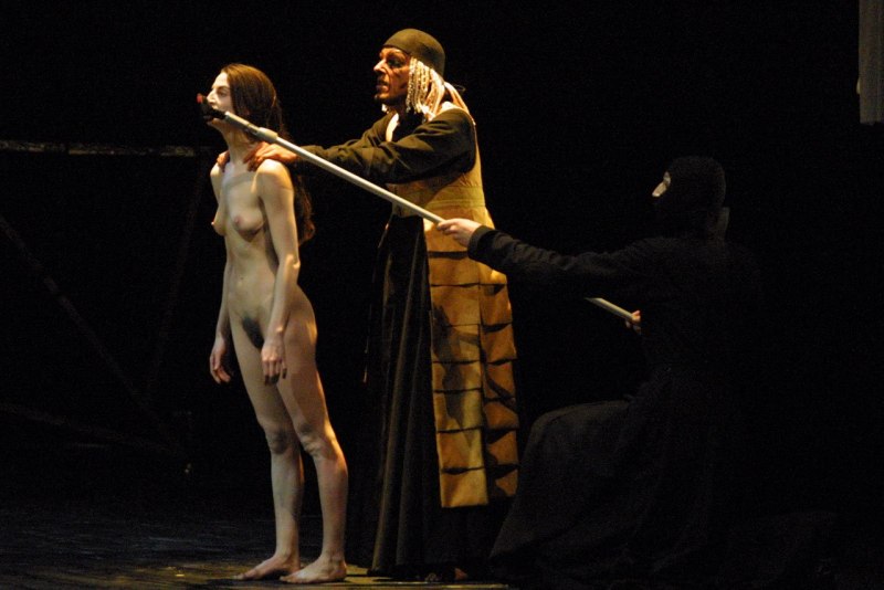 Голая на сцене раздвигает ноги