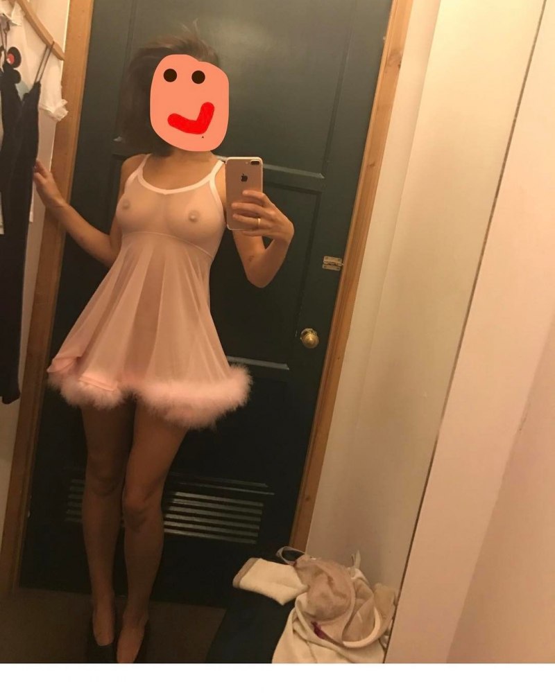 Голая в прозрачном платье