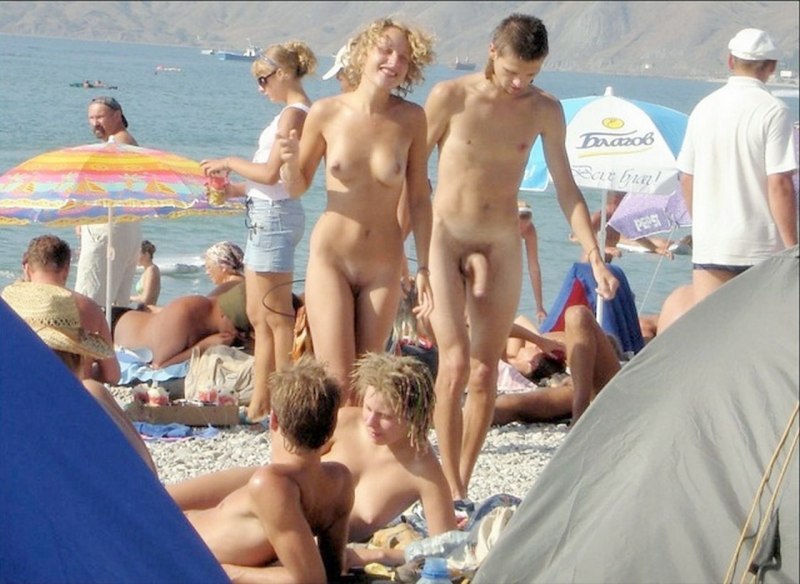 Голые мужчины и женщины на пляже