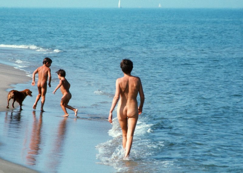 Голые парни на пляже в Коктебеле