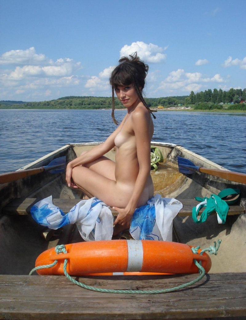 Женщина в лодке без трусов