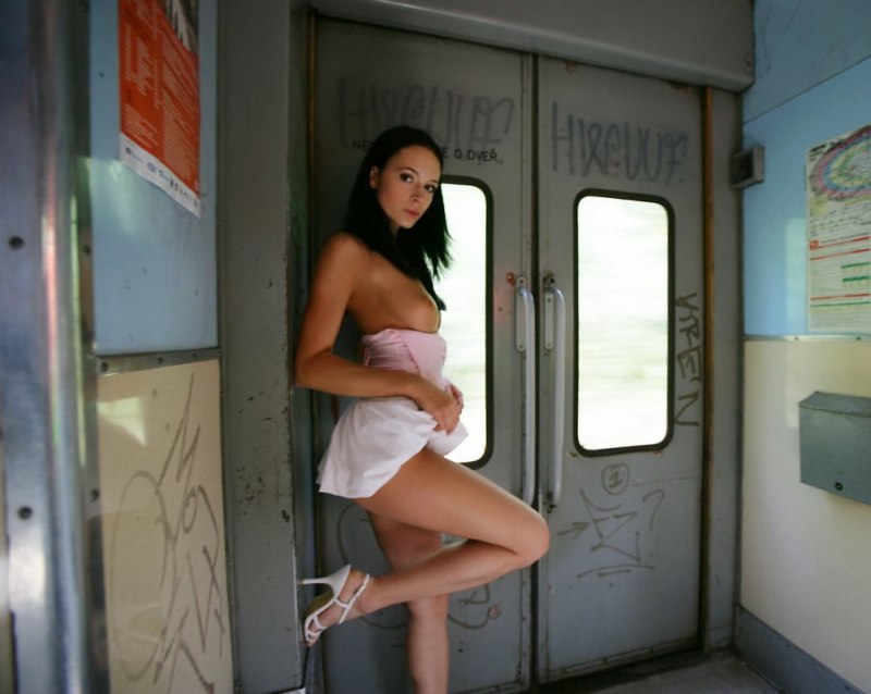 Грудастые девушки в поезде