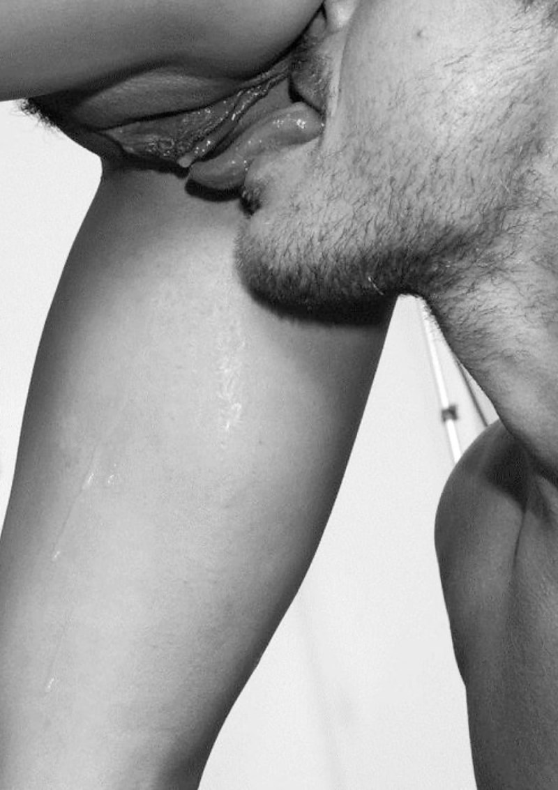 Парень ласкает клитор языком