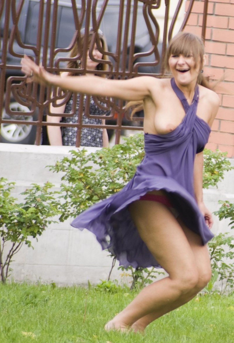 На корточках без трусиков частное