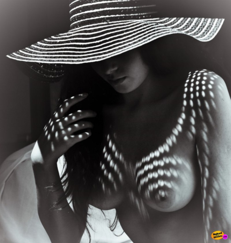 Художественное ню в шляпе