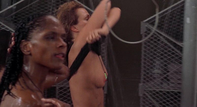 Тэми-Эдриан Джордж голышом в душе – Звездный десант (1997)