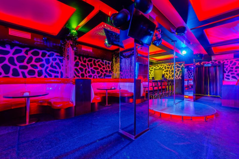 Люди пьют вино