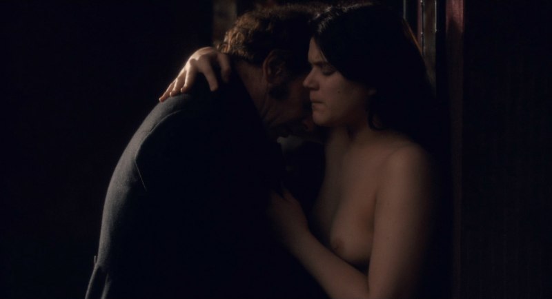 Беренис Марло в постельных сценах